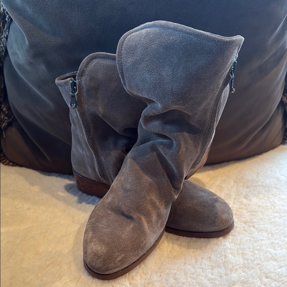 Like new Sundance Italian Suede zip up Slouch Boots with wooden heel and sole - Picture 3 of 16